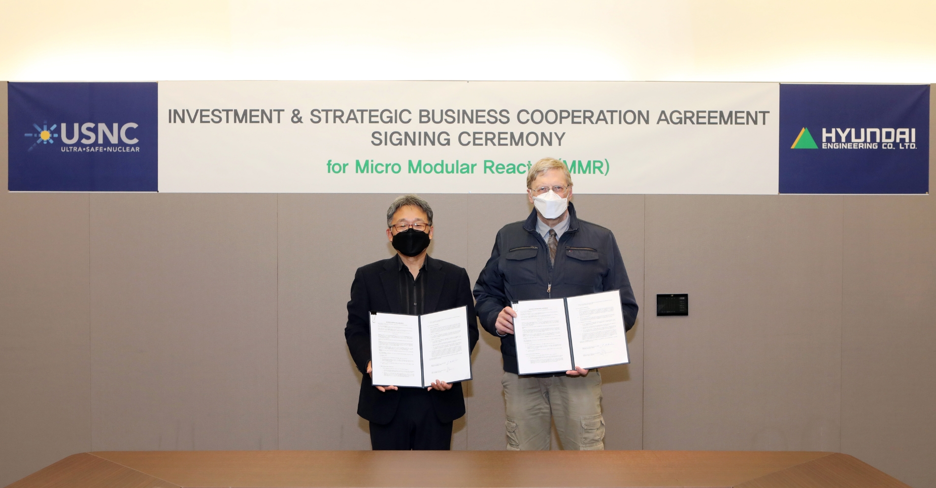 김창학 현대엔지니어링 사장(왼쪽)과 프란체스코 베네리 USNC CEO가 투자협약을 체결하고 기념사진을 촬영하고 있다. / 사진제공=현대엔지니어링