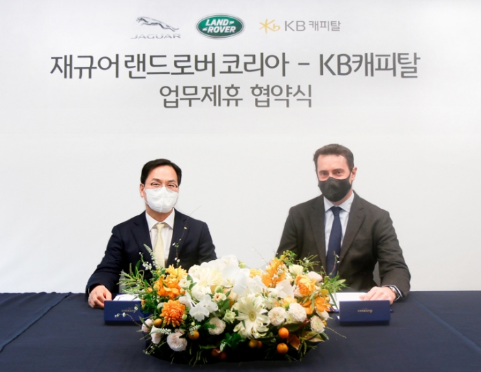 황수남 KB캐피탈 대표이사와 로빈 콜건 재규어랜드로버 코리아 대표이사가 제휴 연장계약 체결 이후 기념사진 촬영을 하고 있다. /사진제공=KB캐피탈