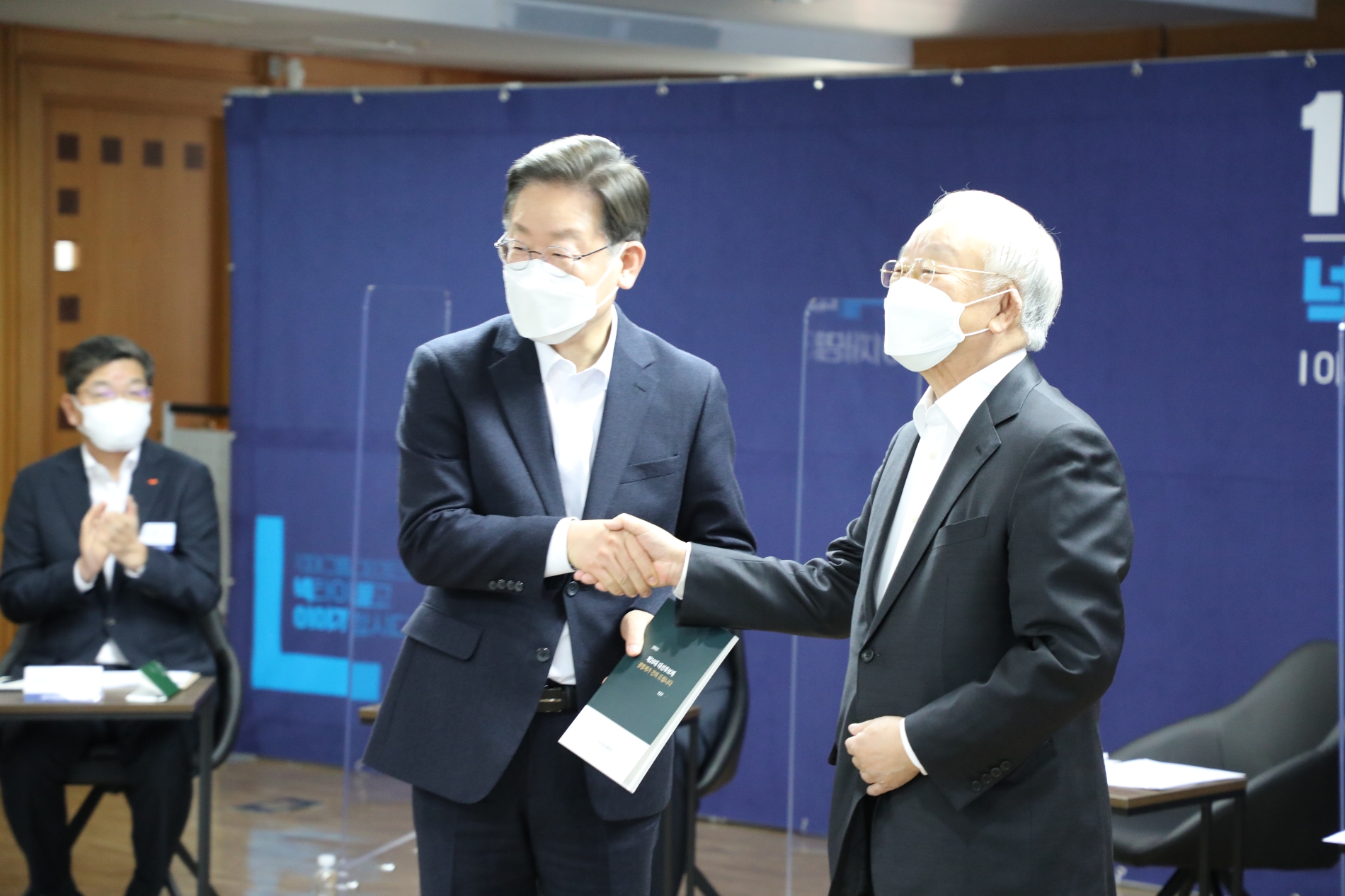 이재명 더불어민주당 대선후보(왼쪽)와 손경식 한국경영자총협회 회장(오른쪽)이 12일 열린 ‘이재명 대선후보·CEO 토크’에 참석했다. 사진=경총
