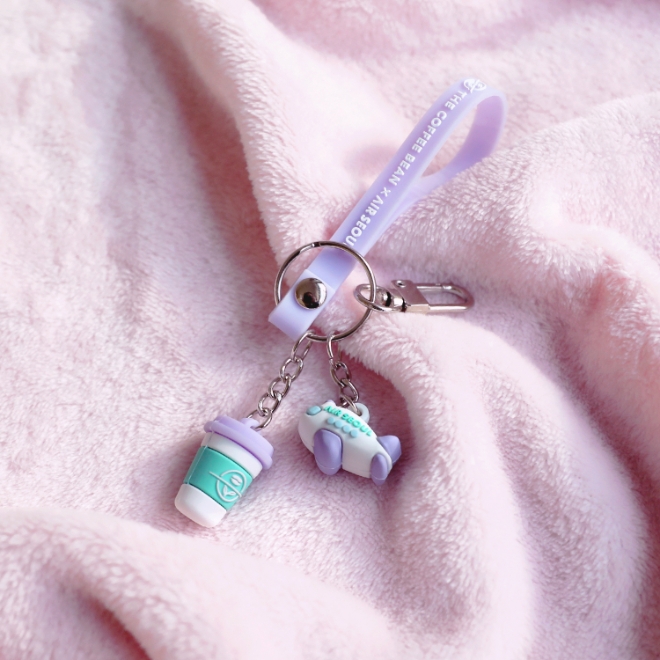 에어서울(대표이사 조진만)이 커피빈코리아(대표이사 감종철)와 함께 첫 컬래버레이션 상품 ‘키링’을 출시한다. 사진=에어서울.