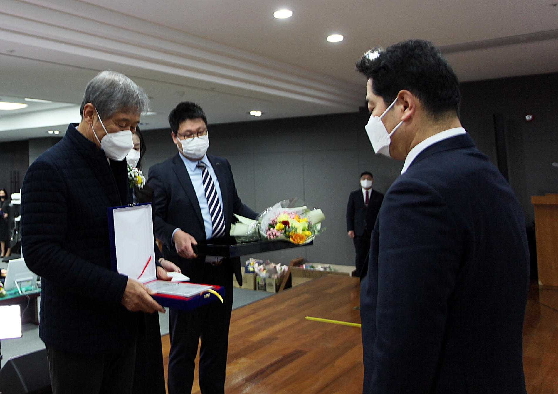 계룡그룹 창립 52주년 기념식에서 한승구 회장이 우수사원 시상을 진행하고 있다. / 사진제공=계룡건설