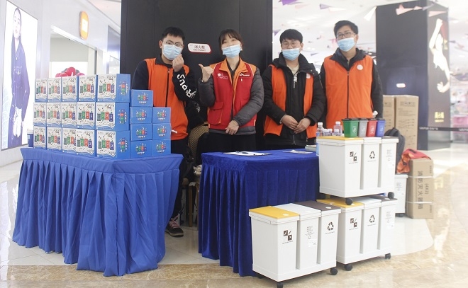 SK아이이테크놀로지 중국 창저우 법인(SKBMC) 및 BEST 구성원들이 8일 중국 창저우시 진탄구 내 최대 쇼핑몰인 우위에광장에서 분리수거 캠페인을 진행하고 있다. 제공=SK아이이테크놀로지.
