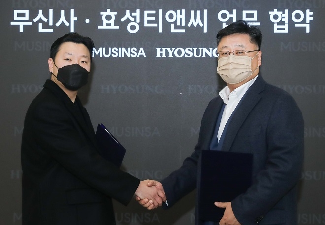 이건오 무신사 스탠다드 본부장(왼쪽)과 강태호 효성티앤씨 상무. 제공=효성티앤씨.