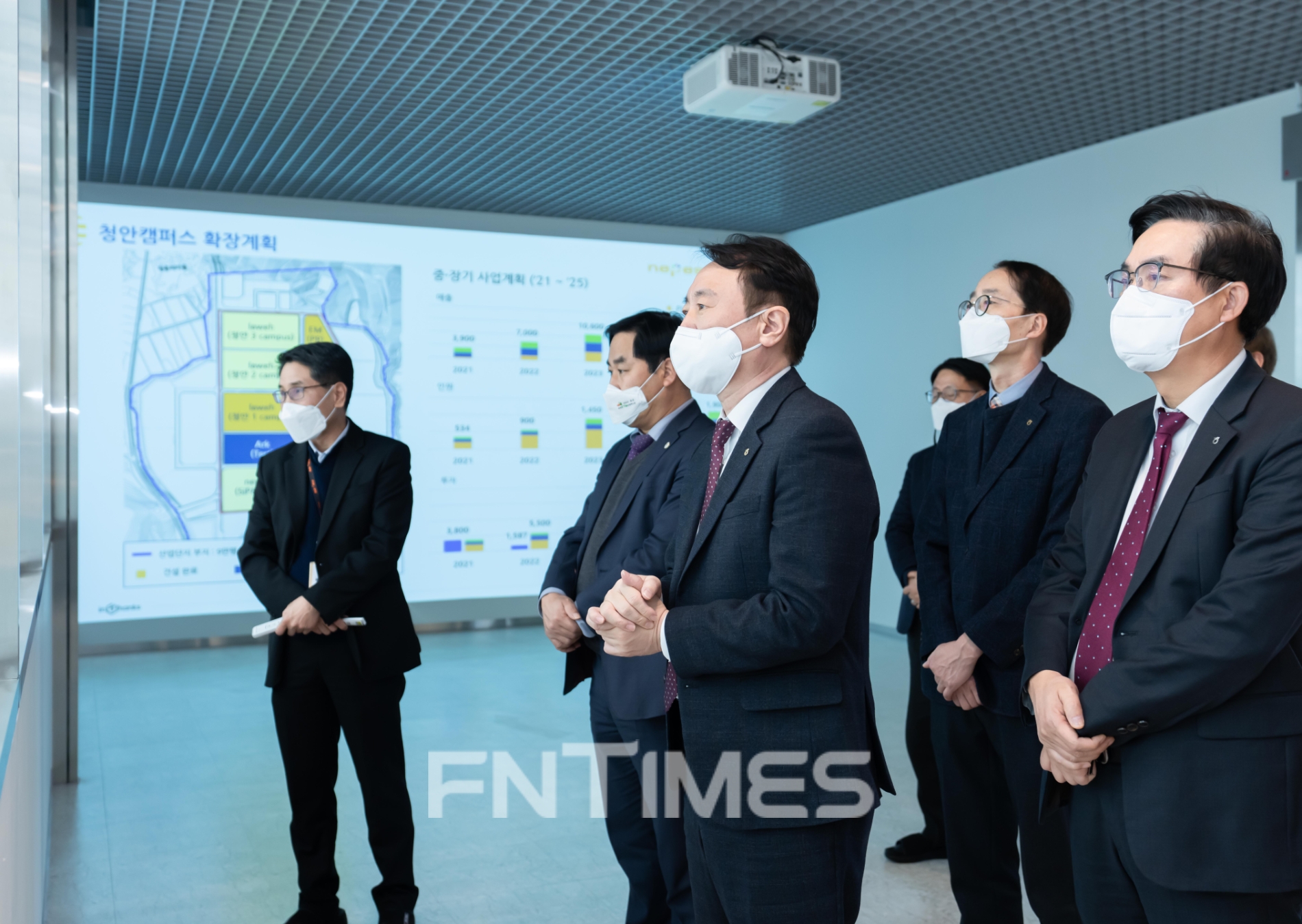 권준학 NH농협은행장(왼쪽에서 세 번째) 이 충북 괴산군에 있는 ㈜네페스라웨(회장 이병구)에서 반도체 후공정 과정에 관한 설명을 듣고 있다./사진=NH농협은행