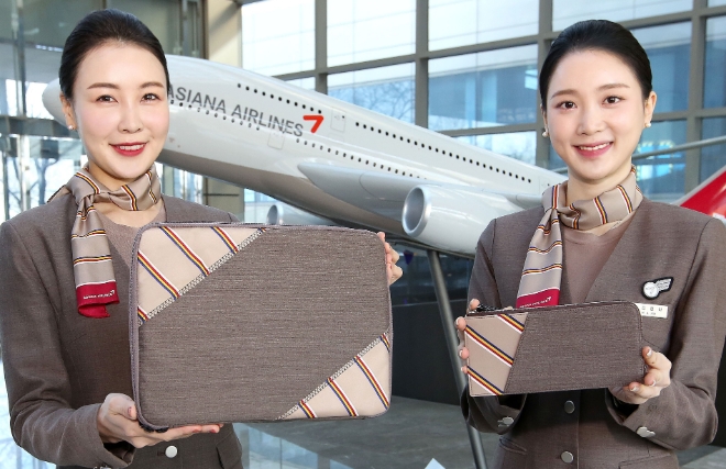 아시아나항공(대표이사 정성권)은 회수 유니폼을 이용한 친환경 업사이클링 제품을 제작했다. 사진=아시아나항공.