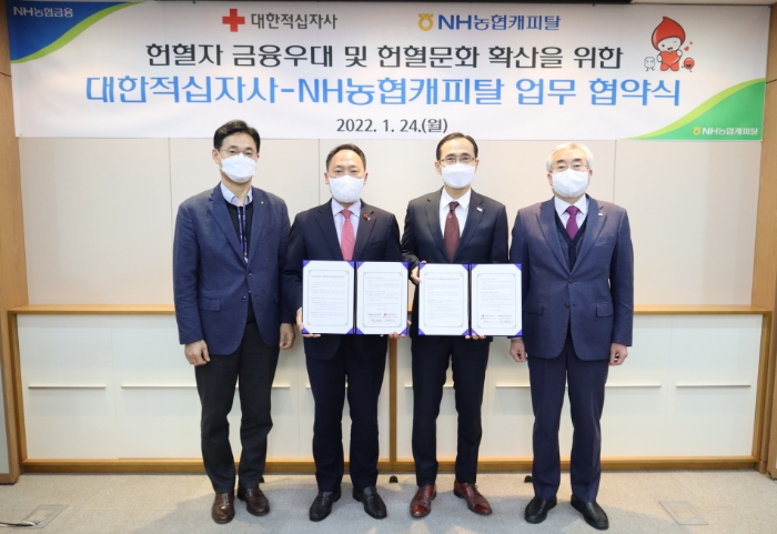 김병림 NH농협캐피탈 전략금융본부장과 박태선 NH농협캐피탈 대표이사, 윤성호 대한적십자사 부회장, 조남선 혈액관리본부장(왼쪽부터)이 업무협약 체결한 후 기념촬영을 하고 있다. /사진제공=NH농협캐피탈