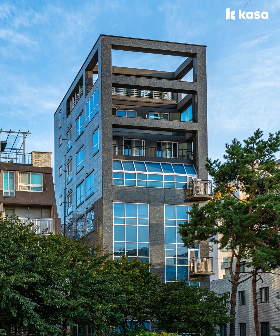 카사는 26일 첫 상장 건물 역삼 런던빌의 4차 배당금을 지급한다. 사진은 역삼 런던빌 외관 모습. / 사진제공=카사