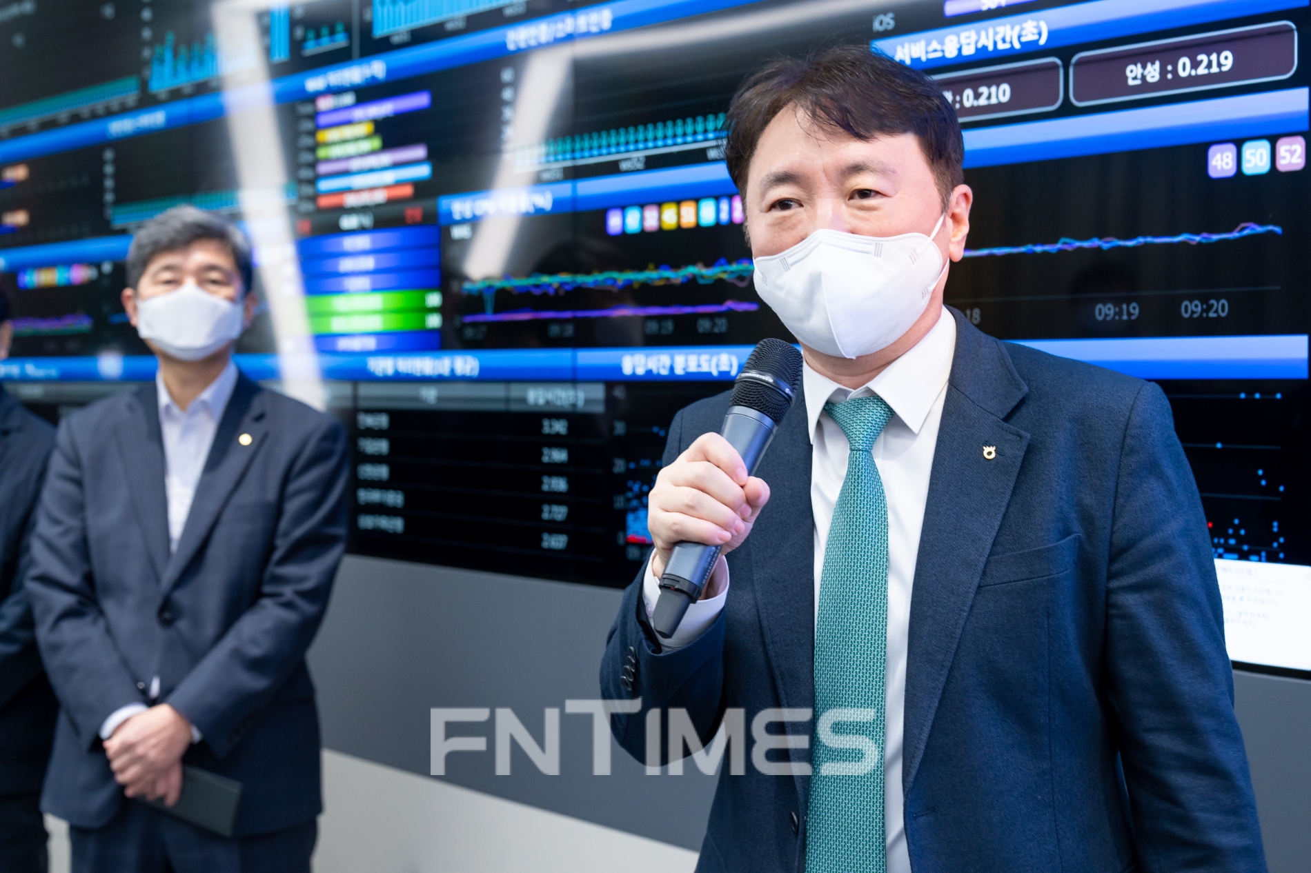 권준학 NH농협은행장이 25일 설 연휴 비상근무체계 운영 점검을 위해 통합정보기술(IT) 센터를 방문해 직원들에게 고객 불편함이 없도록 철저한 보안과 차질 없는 운영을 당부하는 모습./사진=NH농협은행