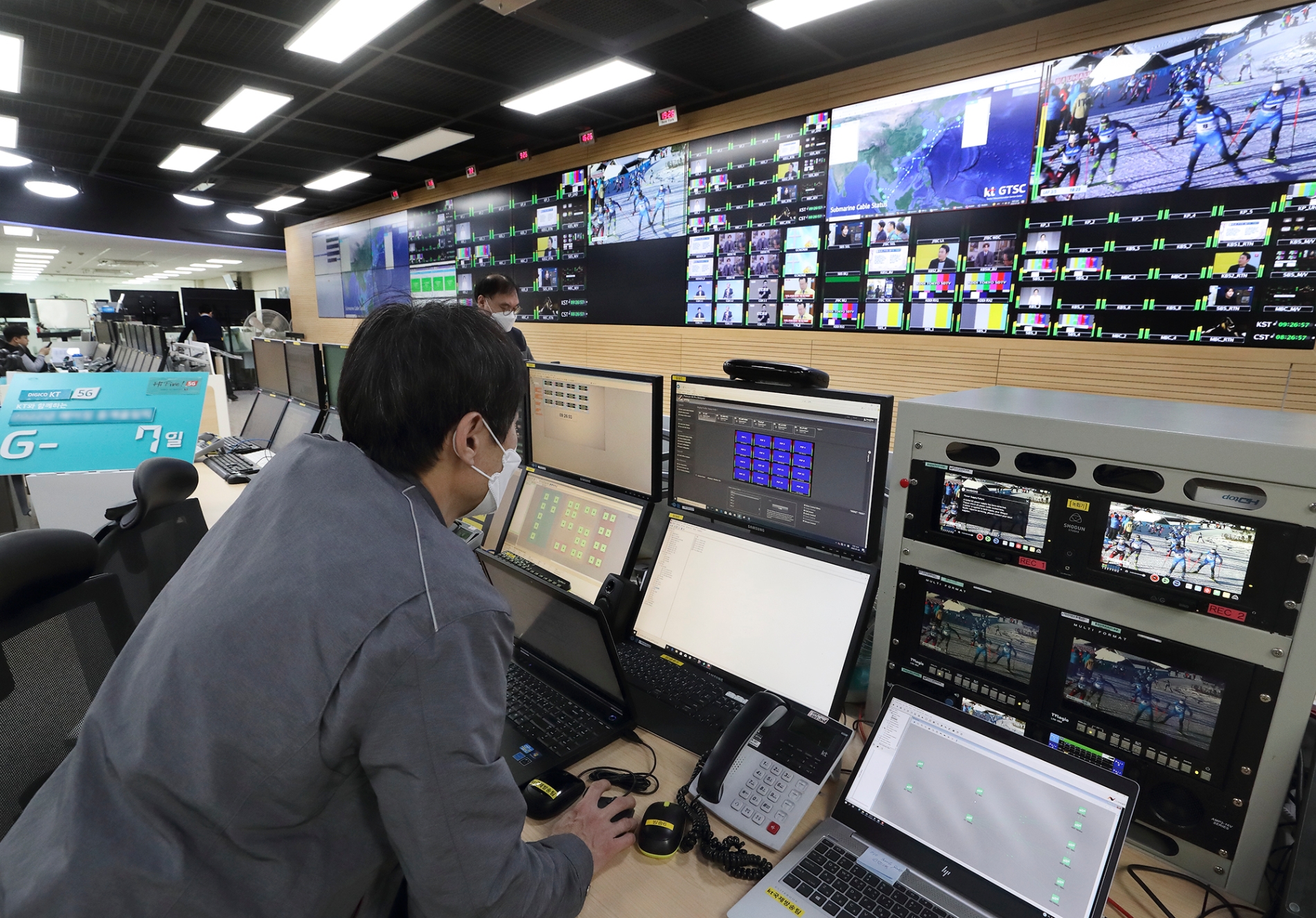 KT 서울국제통신센터 직원들이 동계올림픽 국제방송중계망 사전 품질 테스트를 진행하고 있다. 사진=KT