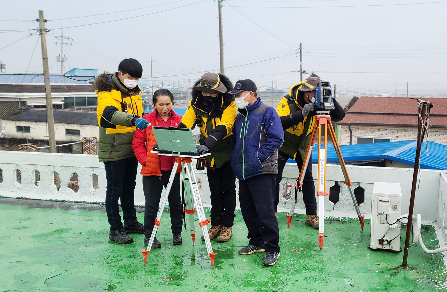 LX공사 직원들이 행복나눔측량을 실시하고 있다. /사진제공=LX공사