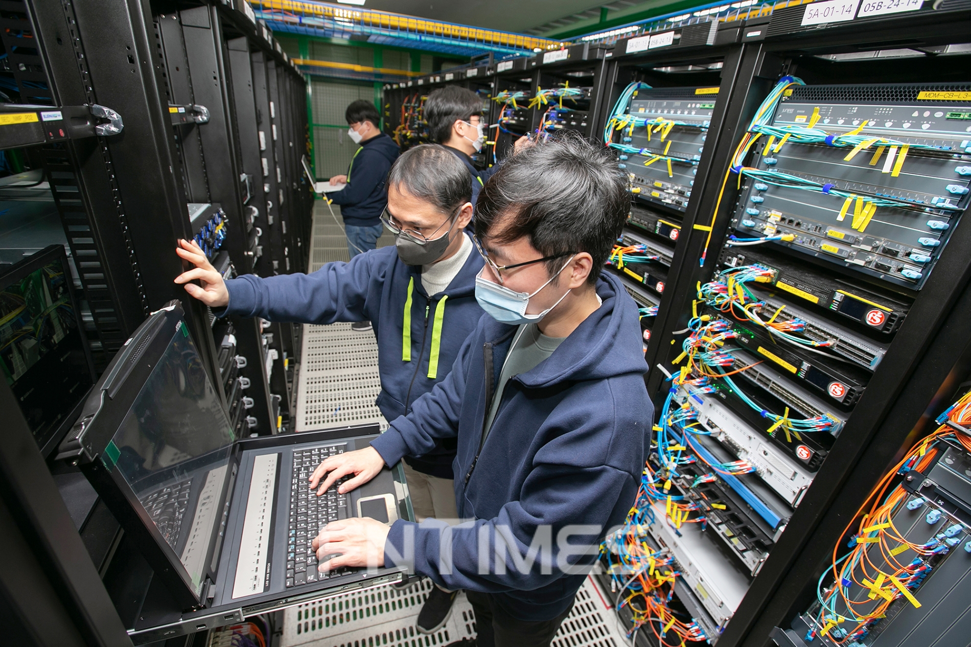인터넷전문은행 케이뱅크(은행장 서호성) 테크(Tech) 본부 직원들이 서울 목동 KT 인터넷데이터센터(IDC)에 위치한 케이뱅크 정보기술(IT) 센터에서 IT 장비를 점검하고 있다./사진=케이뱅크