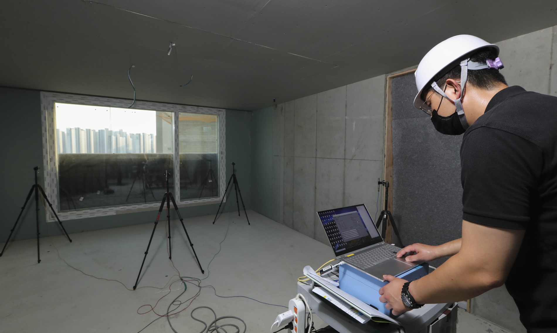 DL이앤씨가 신축 아파트 현장에서 중량 충격음 실험을 진행하고 있다. / 사진제공=DL이앤씨