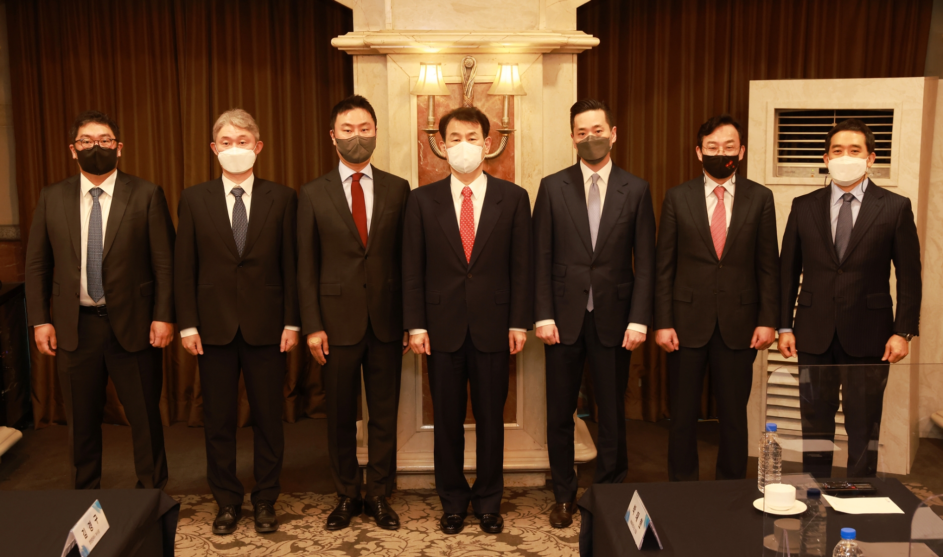 정은보 금융감독원장은 9일 서울 여의도 켄싱턴호텔에서 기관전용 사모펀드 운용사 CEO(최고경영자)들과 간담회를 개최했다. (왼쪽부터) 한앤컴퍼니 김경구 부사장, 스틱인베스트먼트 채진호 대표, 유니슨캐피탈 김수민 대표, 정은보 금감원장, MBK파트너스 박태현 대표, IMM프라이빗에쿼티 김영호 대표, H&Q코리아파트너스 임유철 대표. / 사진제공= 금융감독원(2022.02.09)