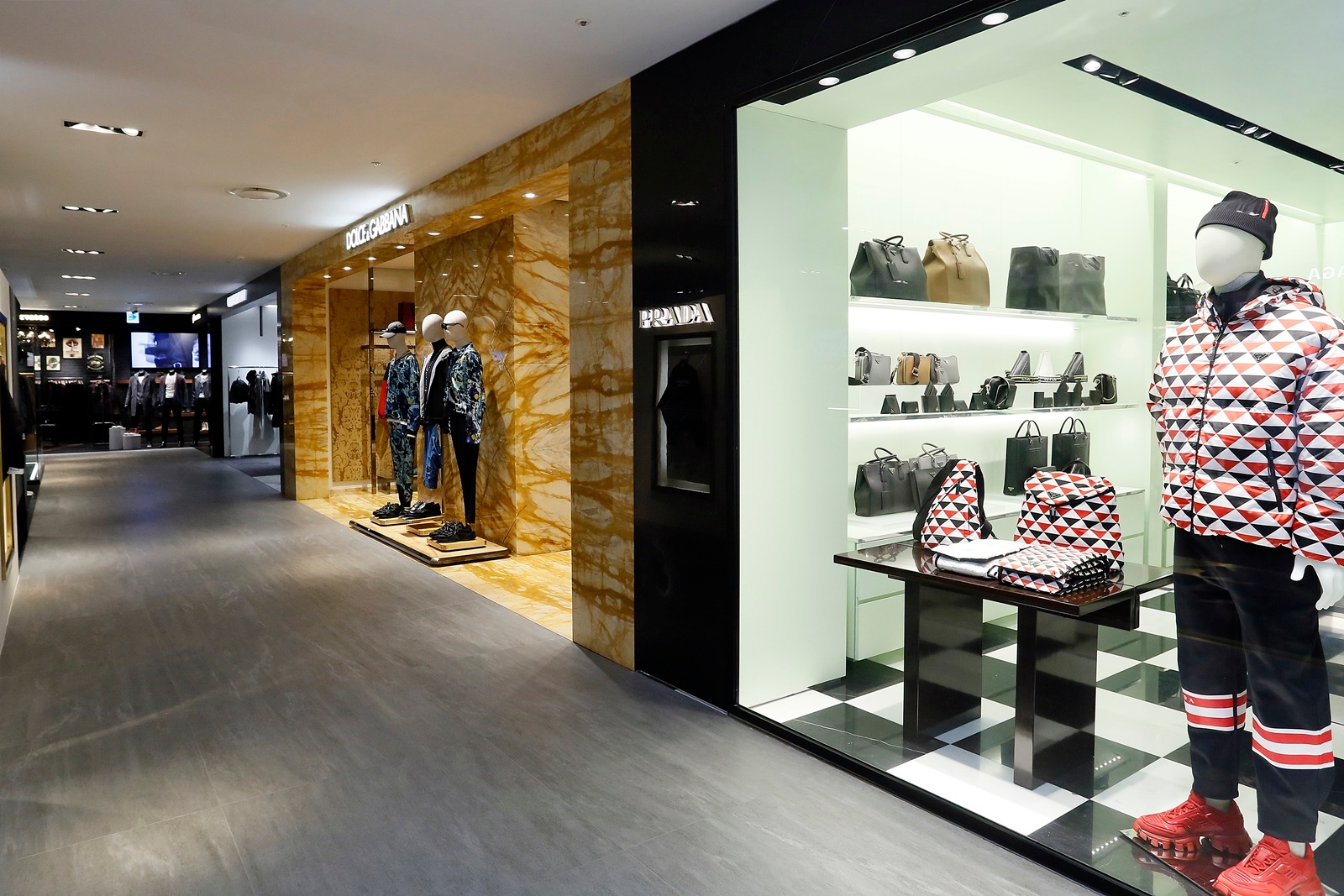 명품관 웨스트 4층 명품 남성층 전경 사진./ 사진제공 = 한화솔루션 갤러리아 부문 커뮤니케이션팀