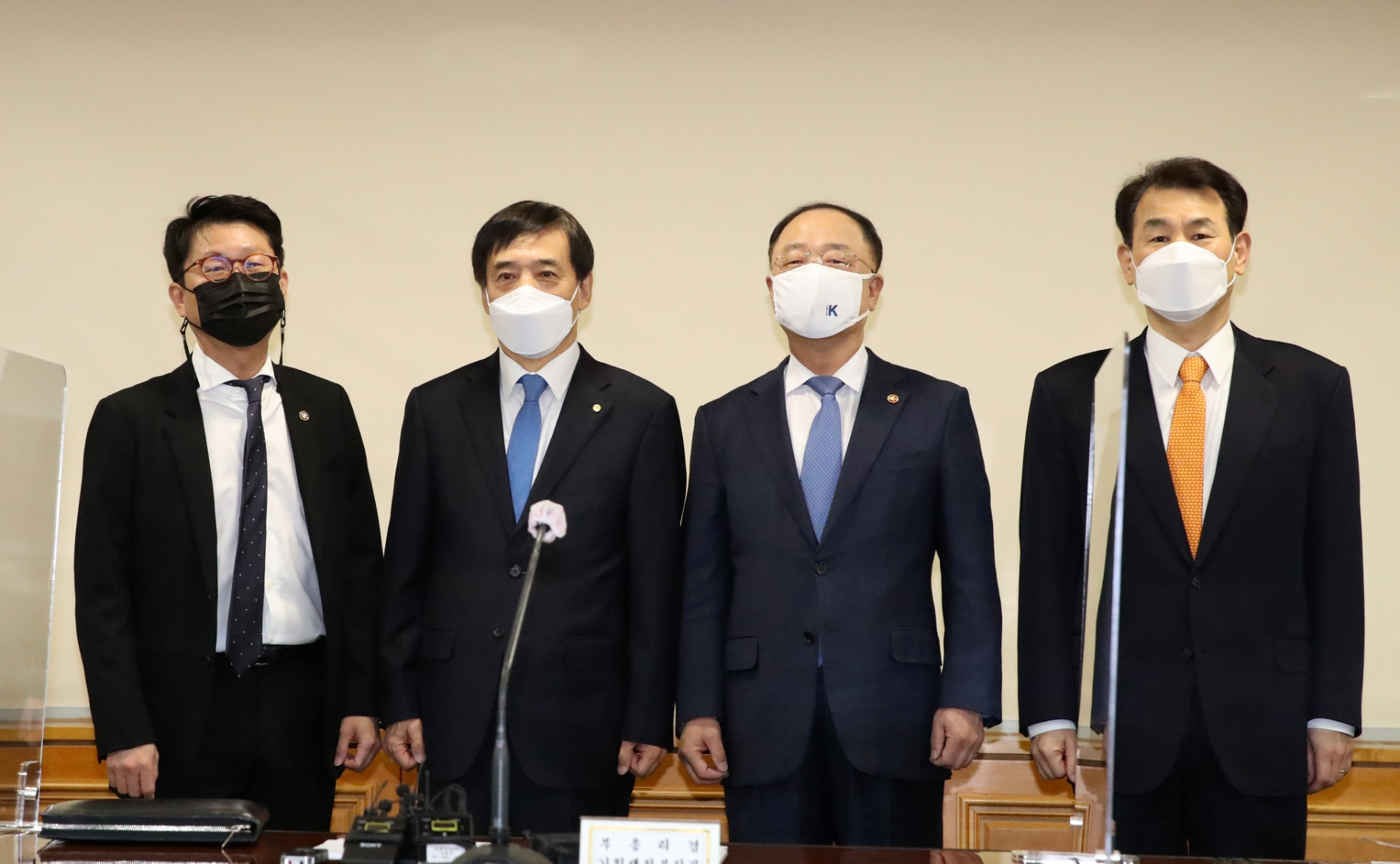 11일 오전 서울 명동 은행회관에서 열린 거시경제금융회의에서 (왼쪽부터) 도규상 금융위원회 부위원장, 홍남기 경제부총리 겸 기획재정부 장관, 이주열 한국은행 총재, 정은보 금융감독원장. / 사진제공= 한국은행(2022.02.11)