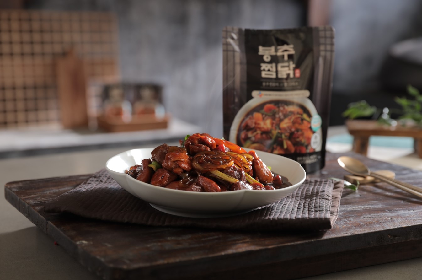 CJ프레시웨이가 가정간편식 시장의 성장에 힘입어 매출과 영업이익 모두 큰 폭으로 상승했다. 사진은 지난달 12일 출시한 봉추찜닭 가정간편식./사진제공=CJ프레시웨이