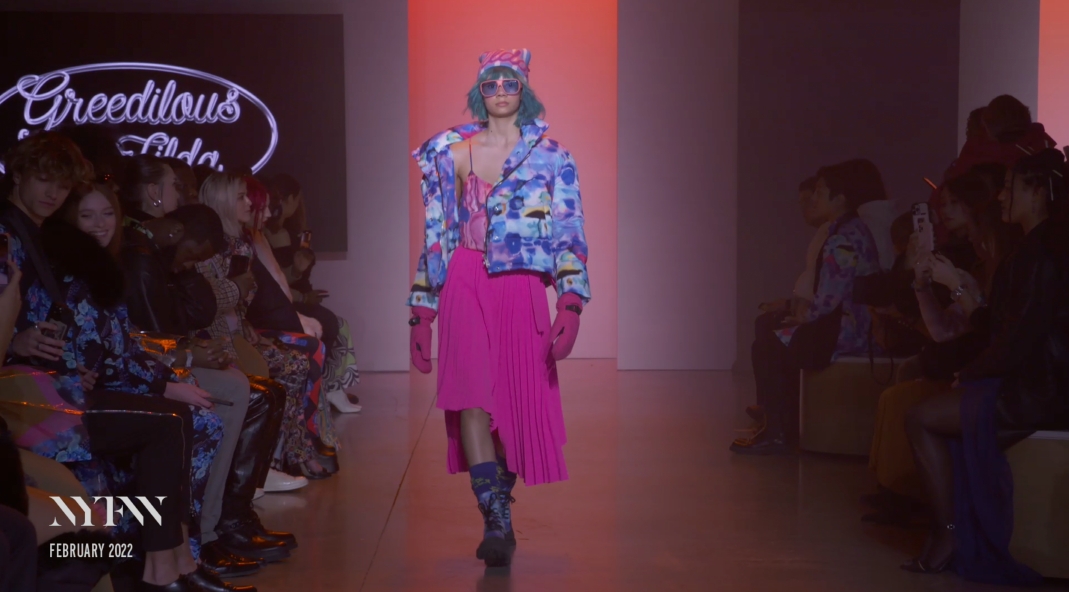 틸다가 '금성에 핀 꽃'이란 주제로 창작한 패턴을 활용한 의상. 사진=LG