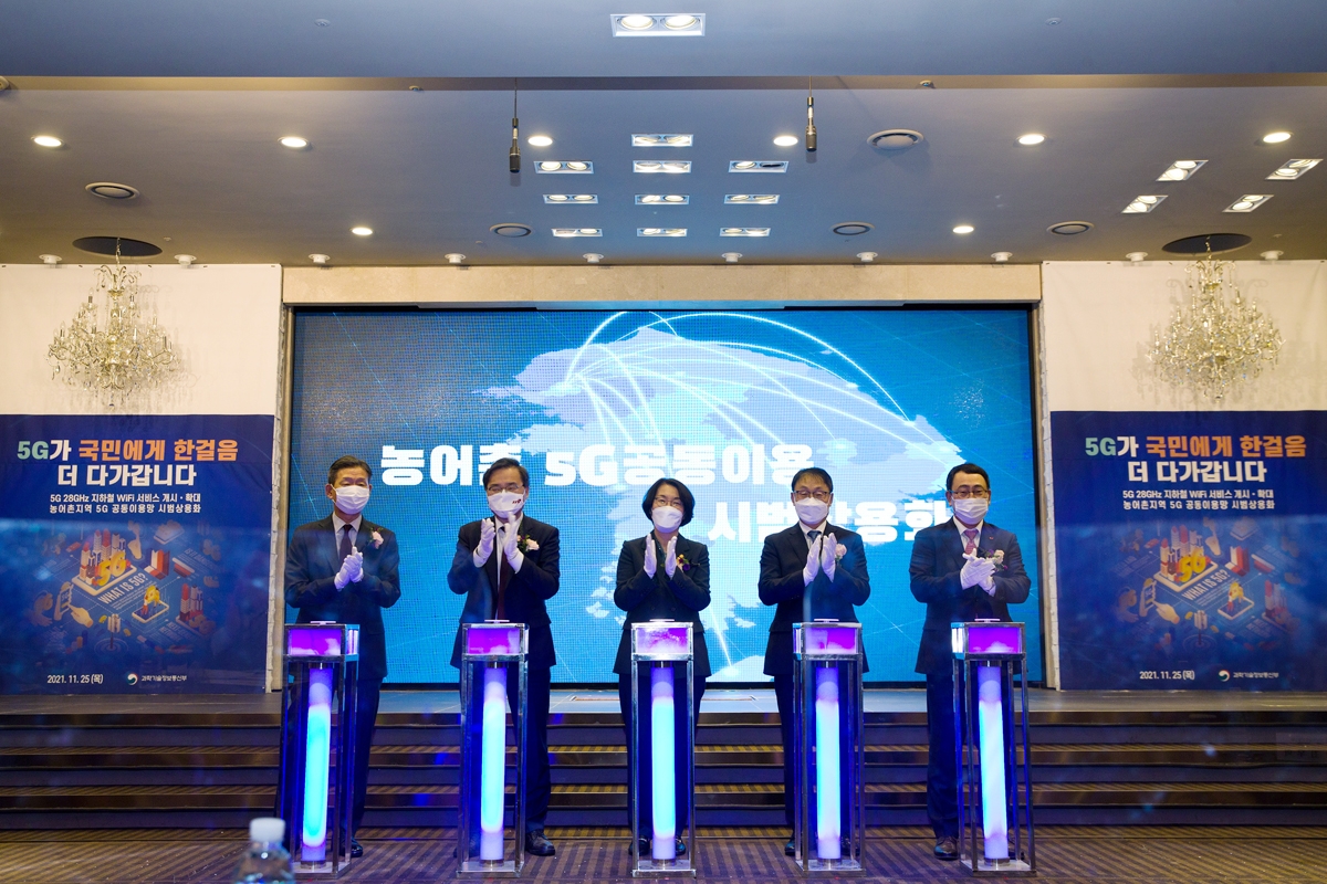 지난 11월 열린 '지하철 Wi-Fi 28GHz 백홀 실증결과 발표 및 농어촌 5G 공동이용망 시범상용화 개시 행사'.(왼쪽부터) 황현식 LG유플러스 대표, 홍석준 국회의원, 임혜숙 과학기술정보통신부 장관, 구현모 KT 대표, 유영상 SK텔레콤 대표. 사진=과학기술정보통신부