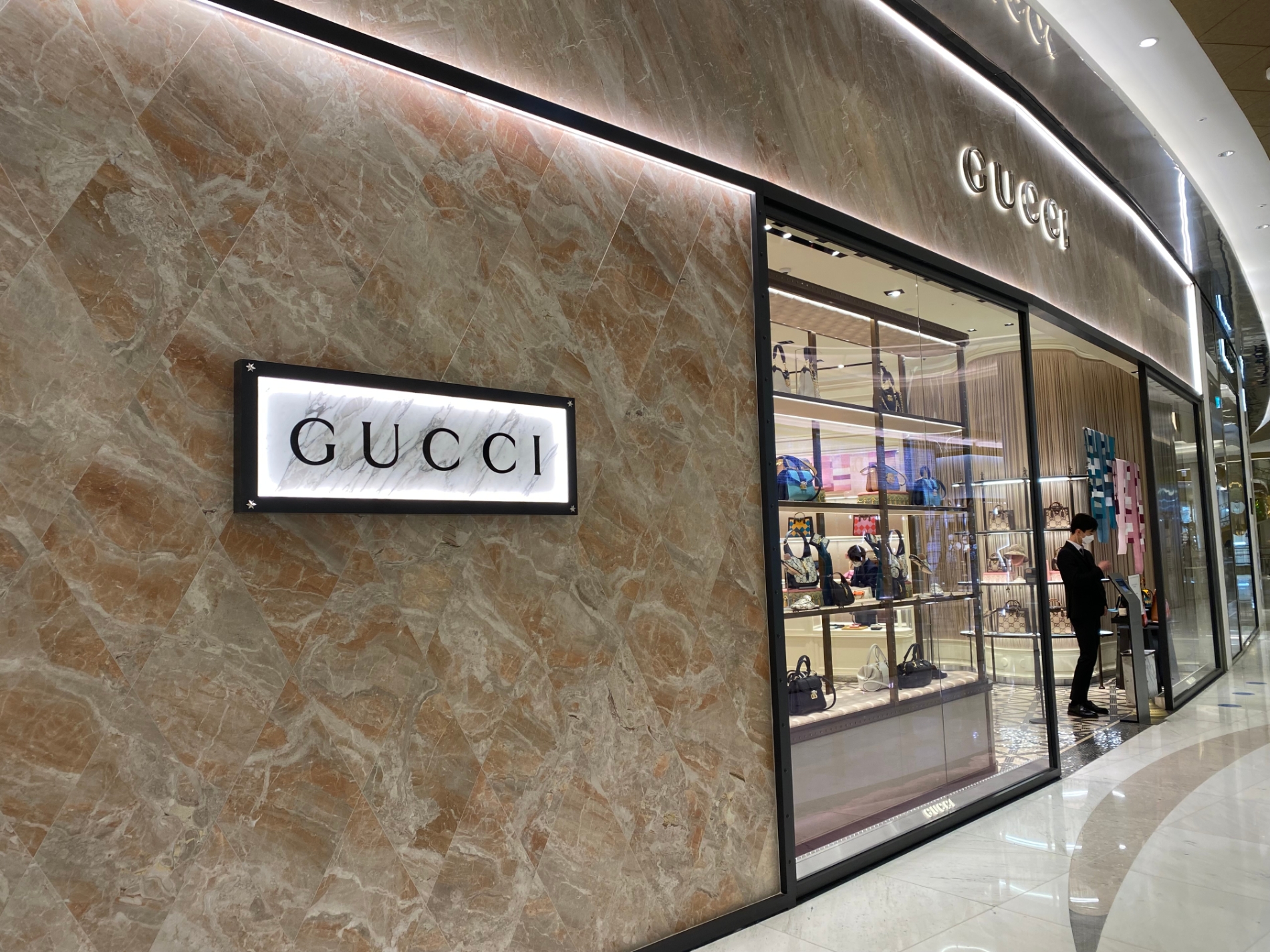 서울 모 백화점에 위치한 구찌 매장 모습./ 사진제공 = 홍지인 기자