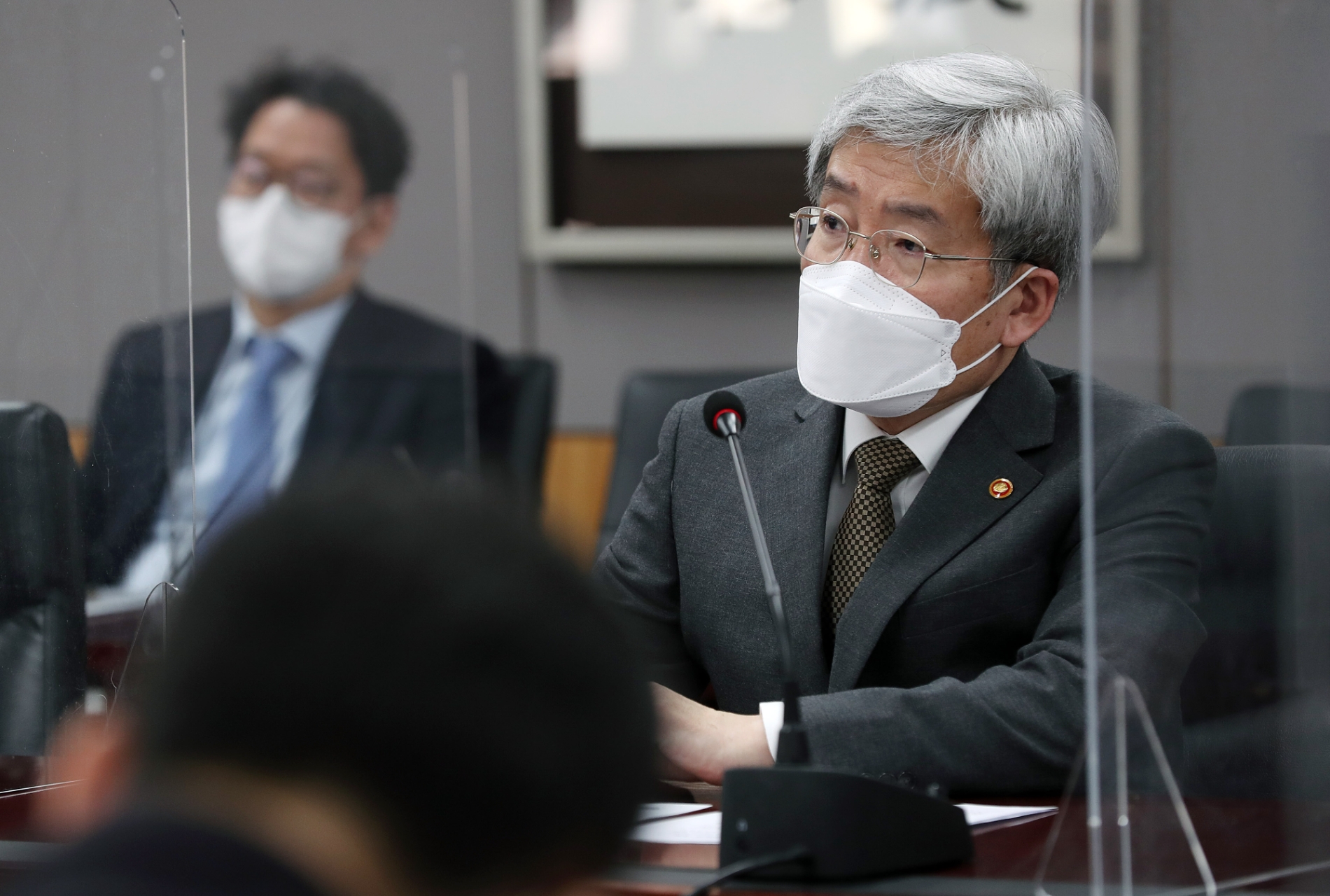 고승범 금융위원장은 22일 서울 종로구 정부서울청사에서 우크라이나 사태로 변동성이 확대되고 있는 금융시장 상황과 관련해 금융위 간부들과 함께 시장 동향 및 리스크 요인을 점검했다./사진=금융위원회