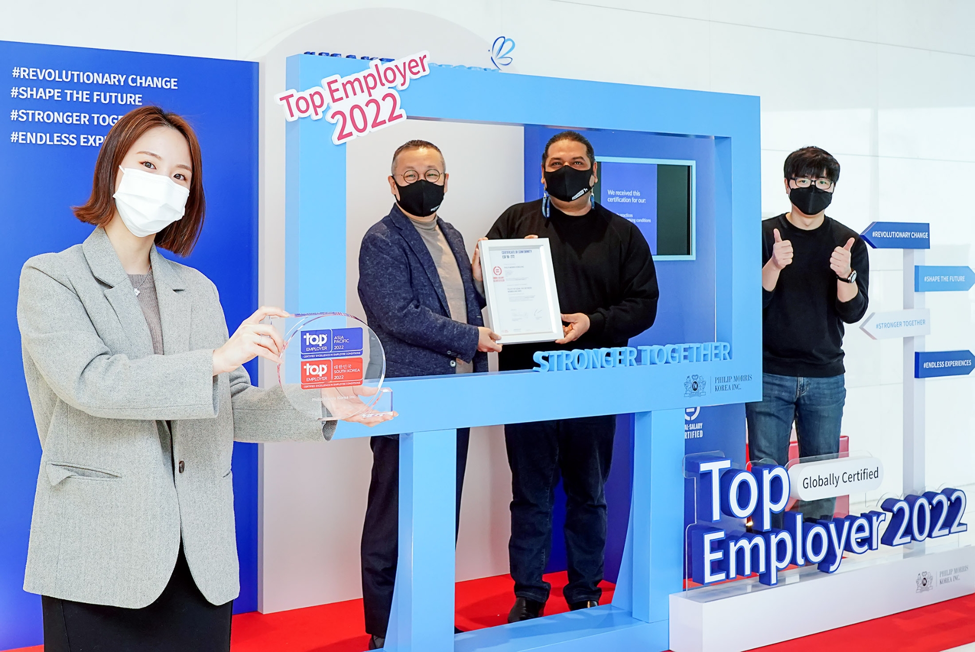 한국필립모리스 백영재 대표(왼쪽에서 두 번째)와 프라빈 우파디예 인사총괄 전무(왼쪽에서 세 번째)가 직원들과 함께 기념 촬영을 하고 있다 /사진 제공 = 한국필립모리스