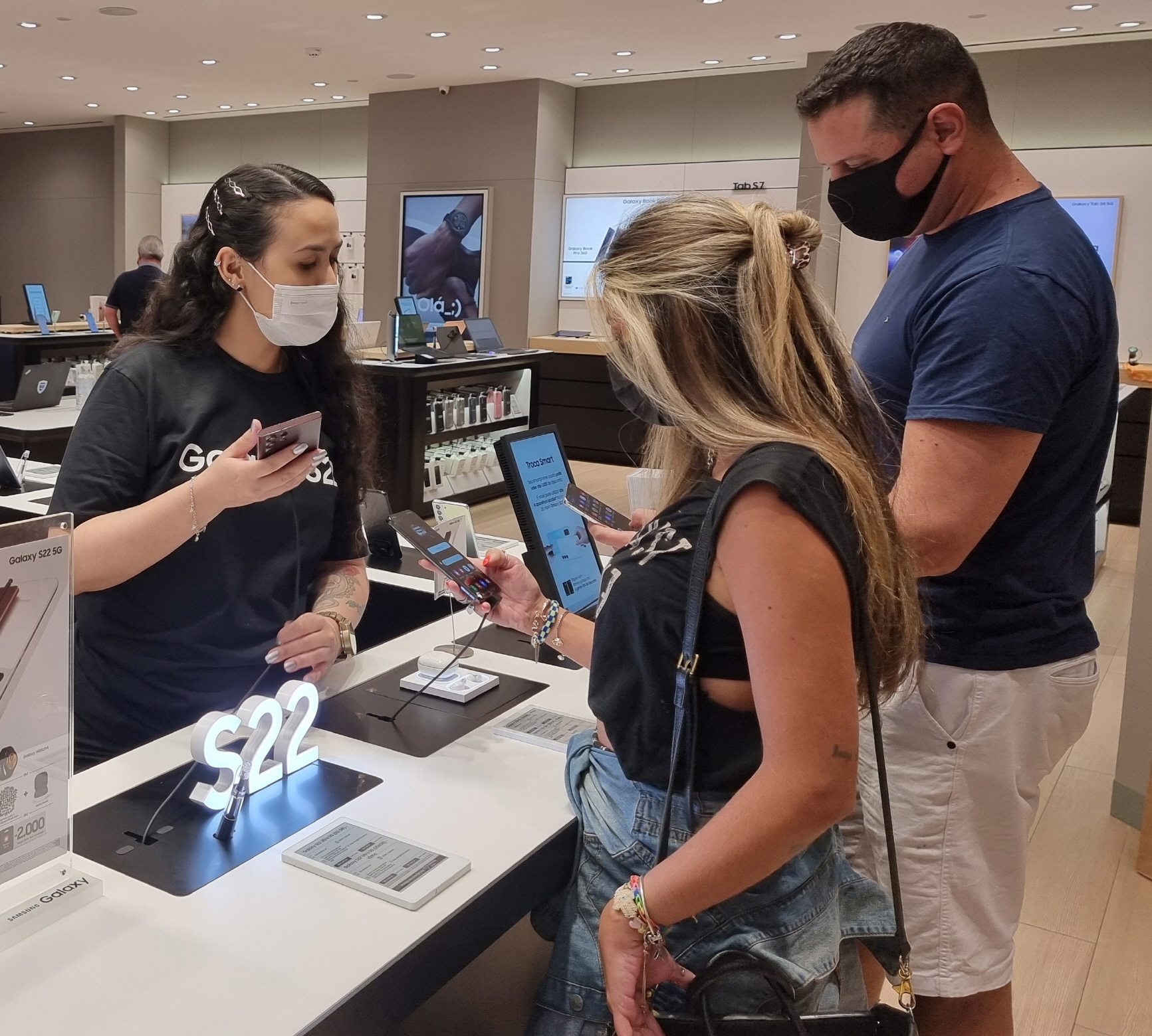 브라질 상파울루 모룸비백화점 내 삼성 매장에서 '갤럭시 S22' 시리즈를 체험하고 있는 모습. 사진=삼성전자