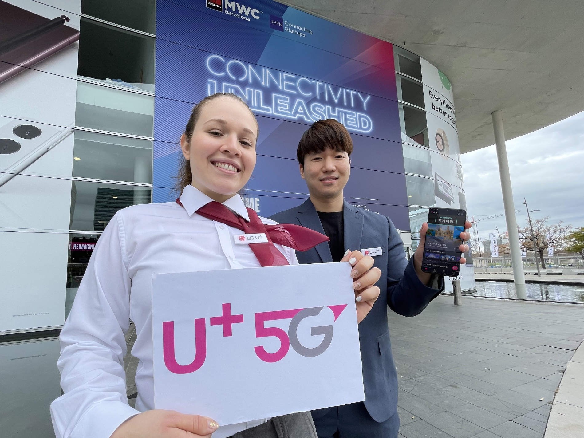MWC 행사가 열리는 피라 바르셀로나에서 행사진행 관계자와 LG유플러스 직원이 U+DIVE 앱을 보여주고 있다. 사진=LG유플러스