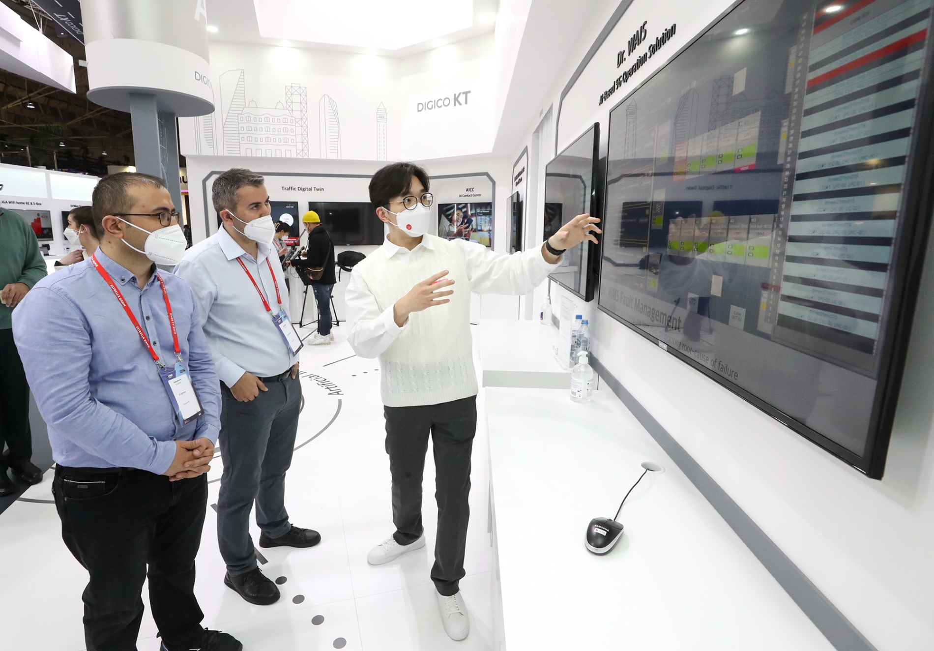 28일(현지시간) 스페인 바르셀로나에서 열린 MWC 2022 내 KT 전시관 AI 존에서 관람객이 관련 서비스를 체험하고 있다. 사진=KT