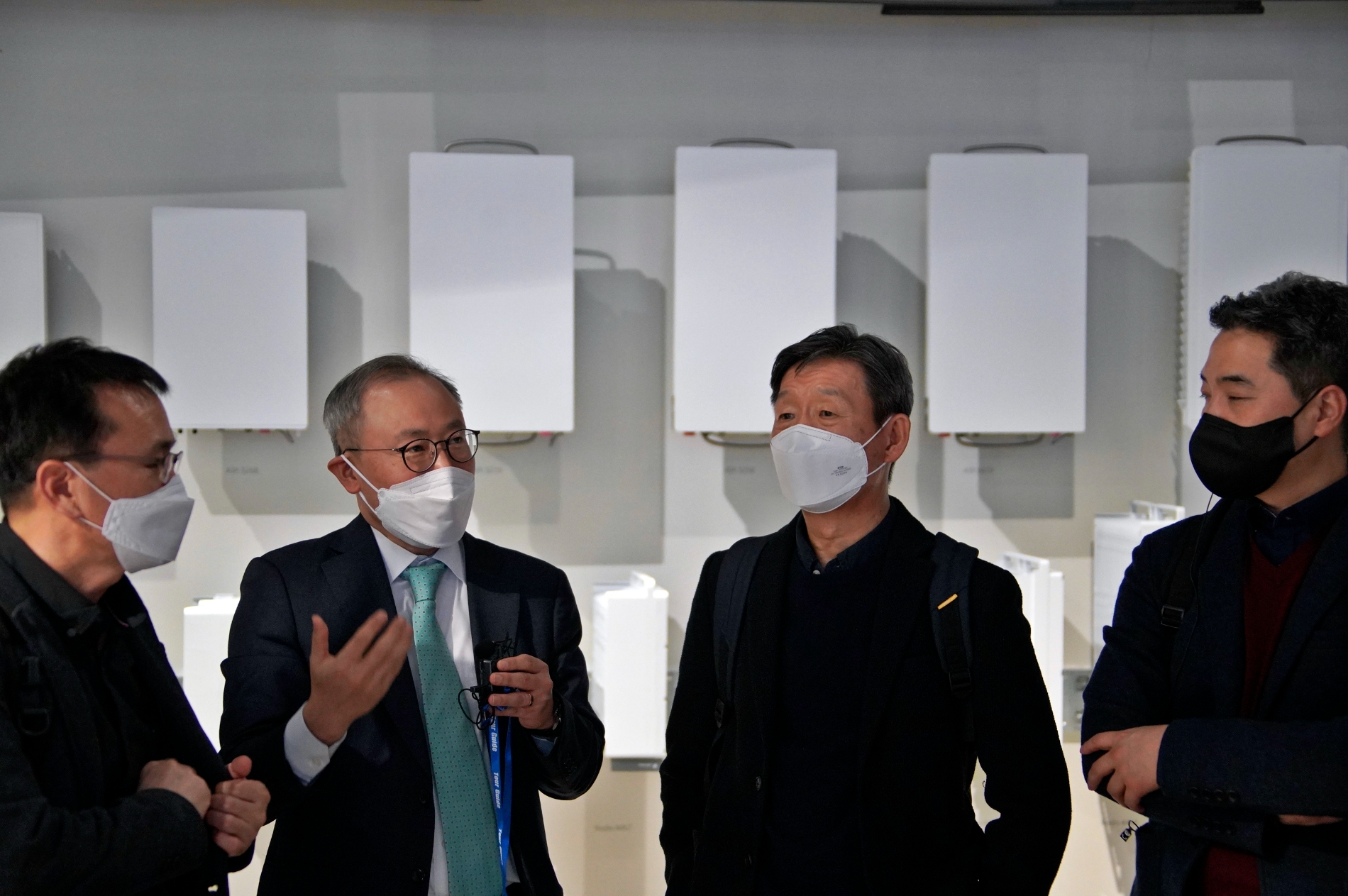 황현식 LG유플러스 대표(오른쪽 두번째)가 에릭슨의 400㎒ 폭의 주파수를 지원하는 64TRx 5G 4세대 장비를 소개받고 있다. 사진=LG유플러스