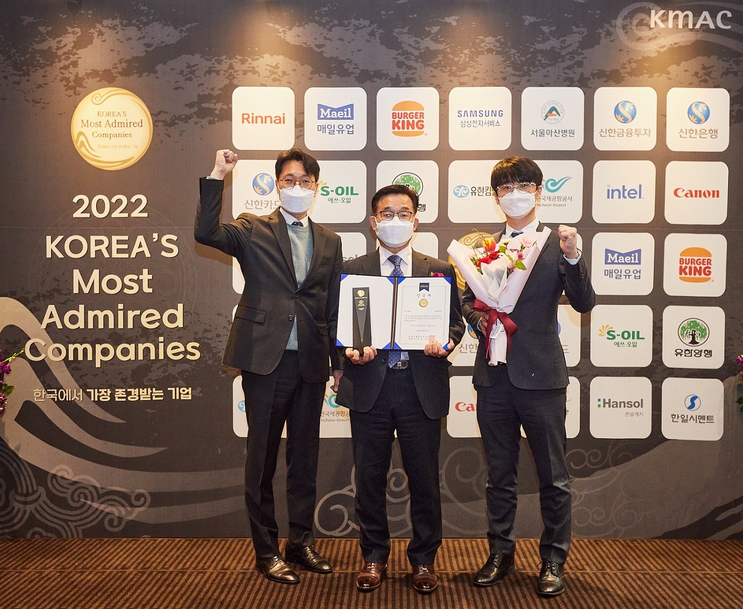 ‘2022년 제19차 한국에서 가장 존경받는 기업’ 시상식에서 ㈜풀무원 이상부 전략경영원장(사진 가운데)이 시상식 후 풀무원 관계자들과 함께 ‘풀무원 파이팅’ 구호를 외치며 기념 사진을 찍고 있다./ 사진제공 = 풀무원