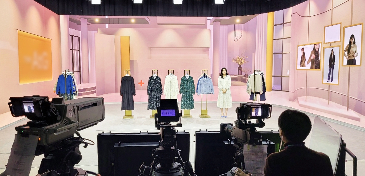 서울 서초구 소재 CJ온스타일 스튜디오의 배경에 LG LED 사이니지가 설치돼 있는 모습. 사진=LG전자