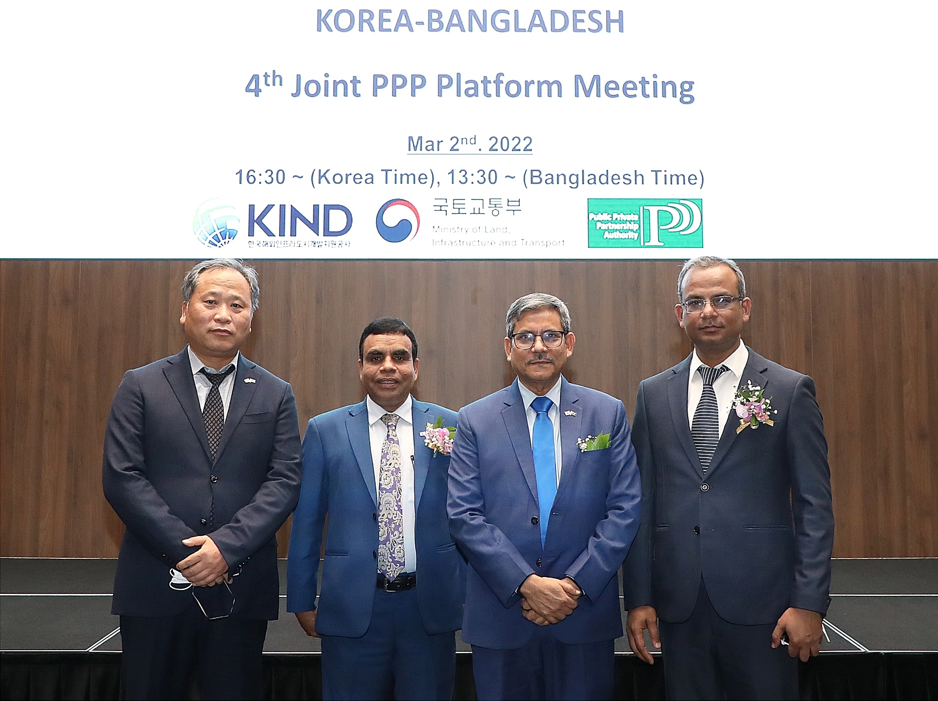 2일 서울 여의도에서 열린 ‘제4차 한국 방글라데시 PPP공동협의체’에 참석한 임종대 GS건설 D.Energy솔루션 담당, 아불 바샤르 방글라데시 PPPA 부청장, 카우사르 아미르 알리 방글라데시 다카배전공사 사장, 나즈물 아베딘 방글라데시 전력청 국장(왼쪽부터)이 기념촬영을 하고 있다. / 사진제공=GS건설