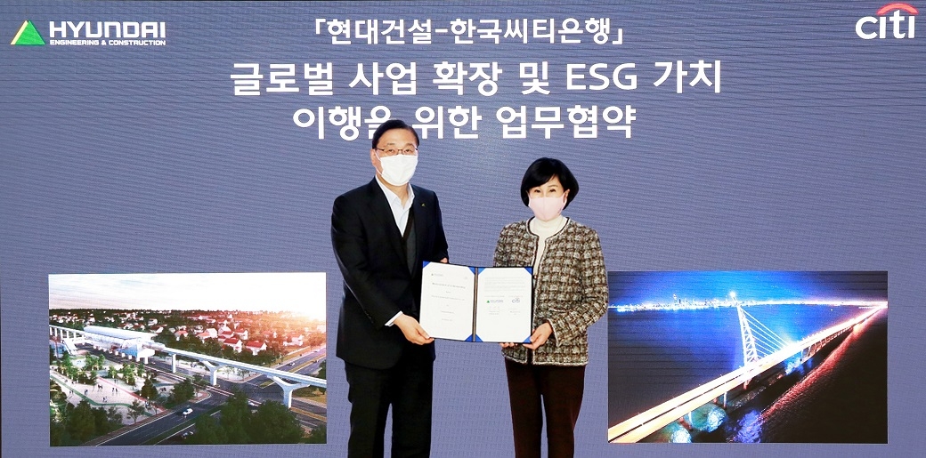 현대건설 윤영준 사장(왼쪽)과 한국씨티은행 유명순 은행장(오른쪽)이 지난달 24일 열린 MOU 체결식에서 기념사진을 촬영하고 있다. / 사진제공=현대건설