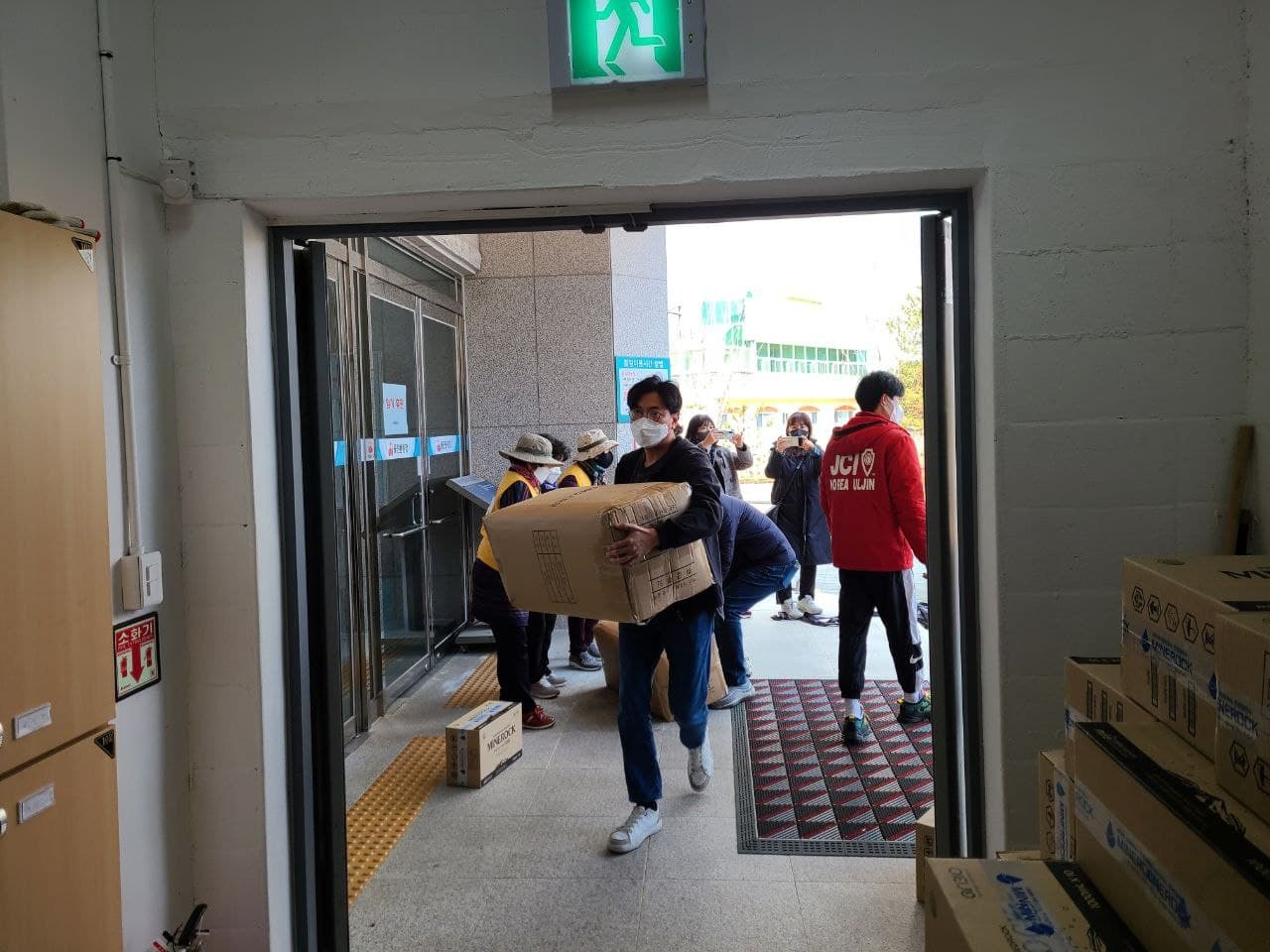 안성우 직방 대표(사진)가 청년중개사들과 6일 울진군 국민체육센터에 마련된 대피소를 찾아 이재민들을 위한 구호물품을 직접 전달했다. / 사진제공=직방