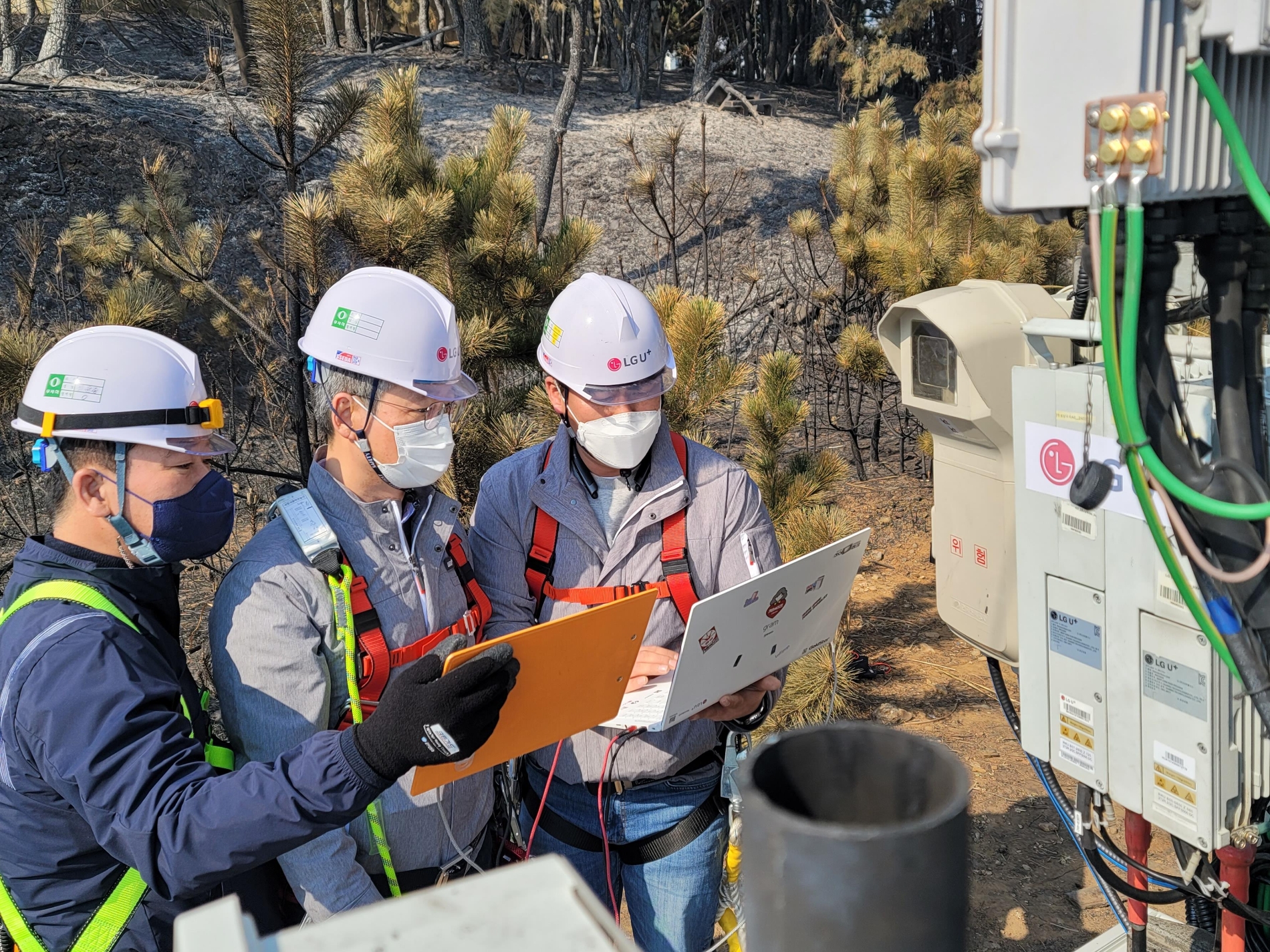 권준혁 LG유플러스 네트워크부문장(가운데)이 강원도 동해시 어달동 산불피해 현장을 방문해 화재가 났던 기지국, 중계기 등 설비를 점검하고 있다. 사진=LG유플러스