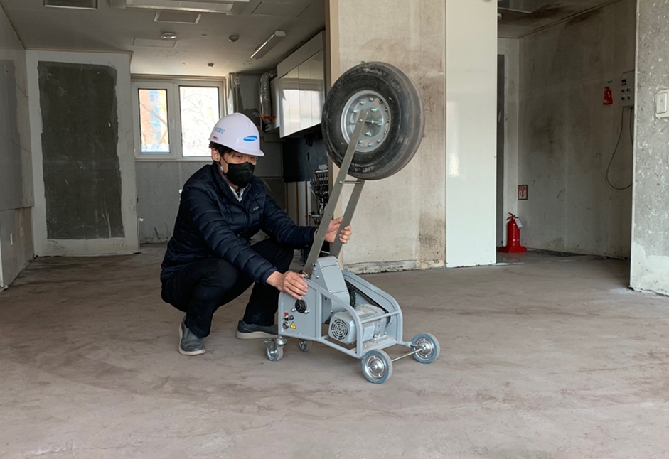 삼성물산 직원이 '뱅 머신'(Bang Machine)을 이용해 중량충격음 실험을 하고 있다. / 사진제공=삼성물산