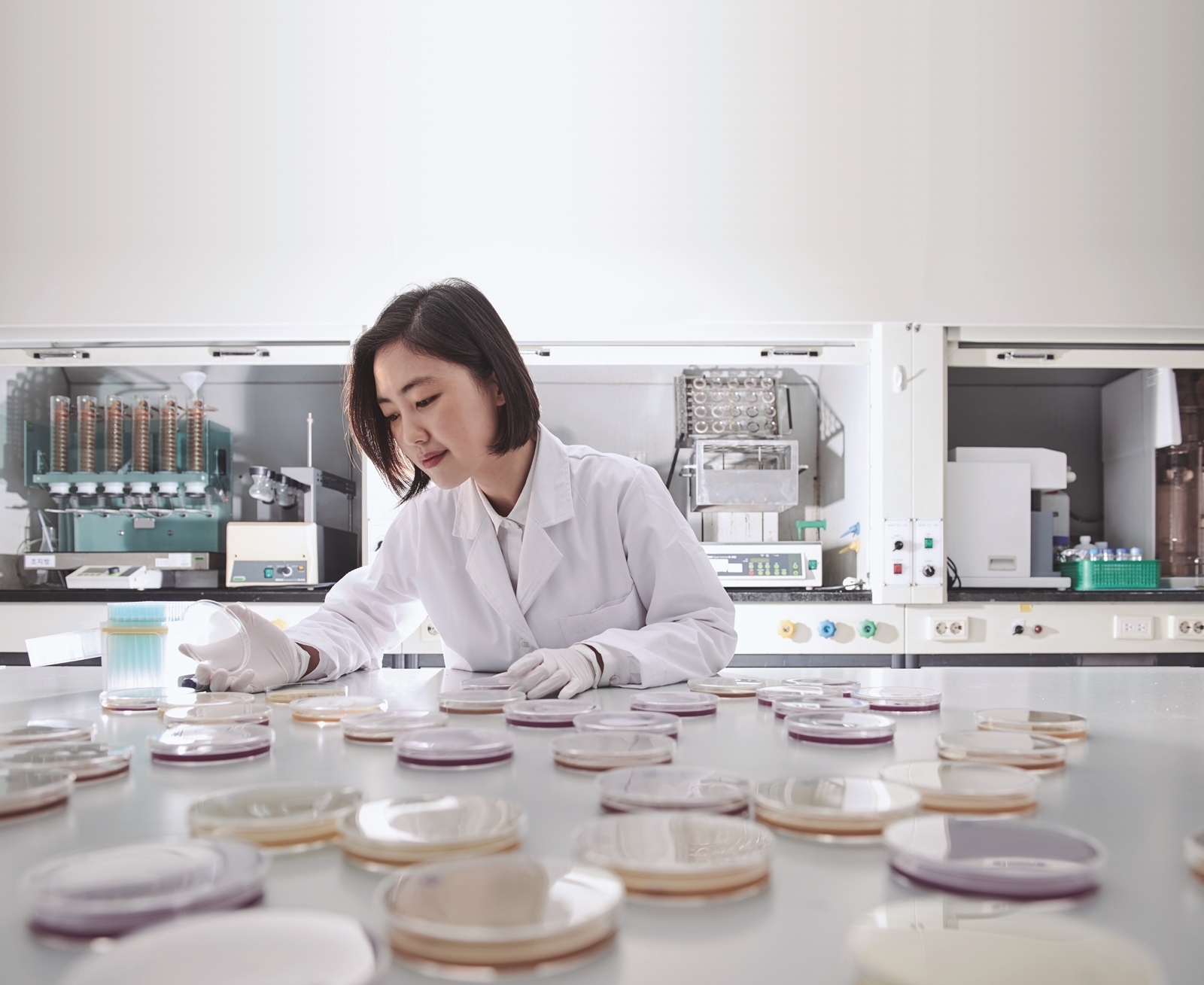 롯데헬스케어는 롯데중앙연구소 등 그룹사들과 협업을 통해 건강기능식품 개발에 나선다./ 사진제공 = 롯데지주