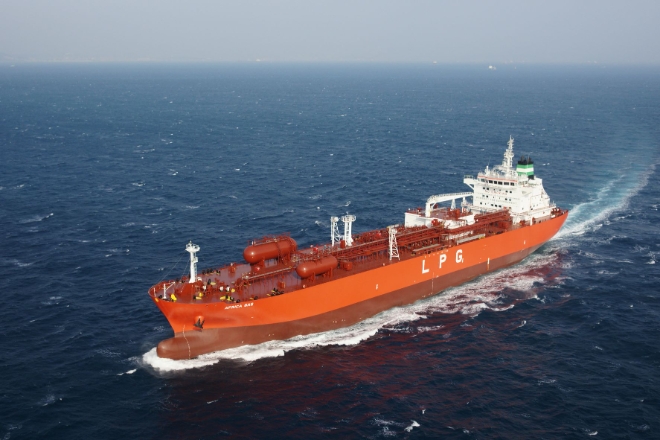 한국조선해양은 최근 아시아 및 오세아니아 선사와 2만2000입방미터(㎥)급 LPG운반선 1척, 2800TEU급 컨테이너선 4척에 대한 건조 계약을 체결했다. 사진=한국조선해양.