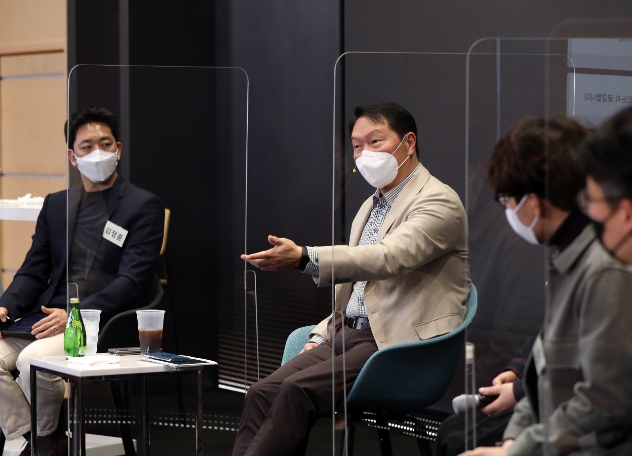 최태원 SK회장이 11일 서울 을지로SK텔레콤 본사 수펙스홀에서 SK텔레콤 AI관련 구성원들과 AI 사업을 중심으로 한 회사의 비전과 개선 과제 등에 대해 자유롭게 토론했다. 사진=SK텔레콤