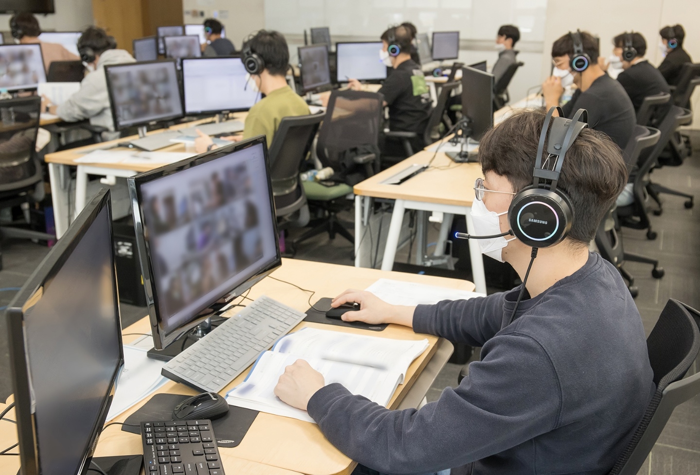 2021년 하반기 온라인 직무적성검사(GSAT)를 앞두고 감독관들이 응시자들을 대상으로 예비소집을 진행한 모습. 사진=삼성전자