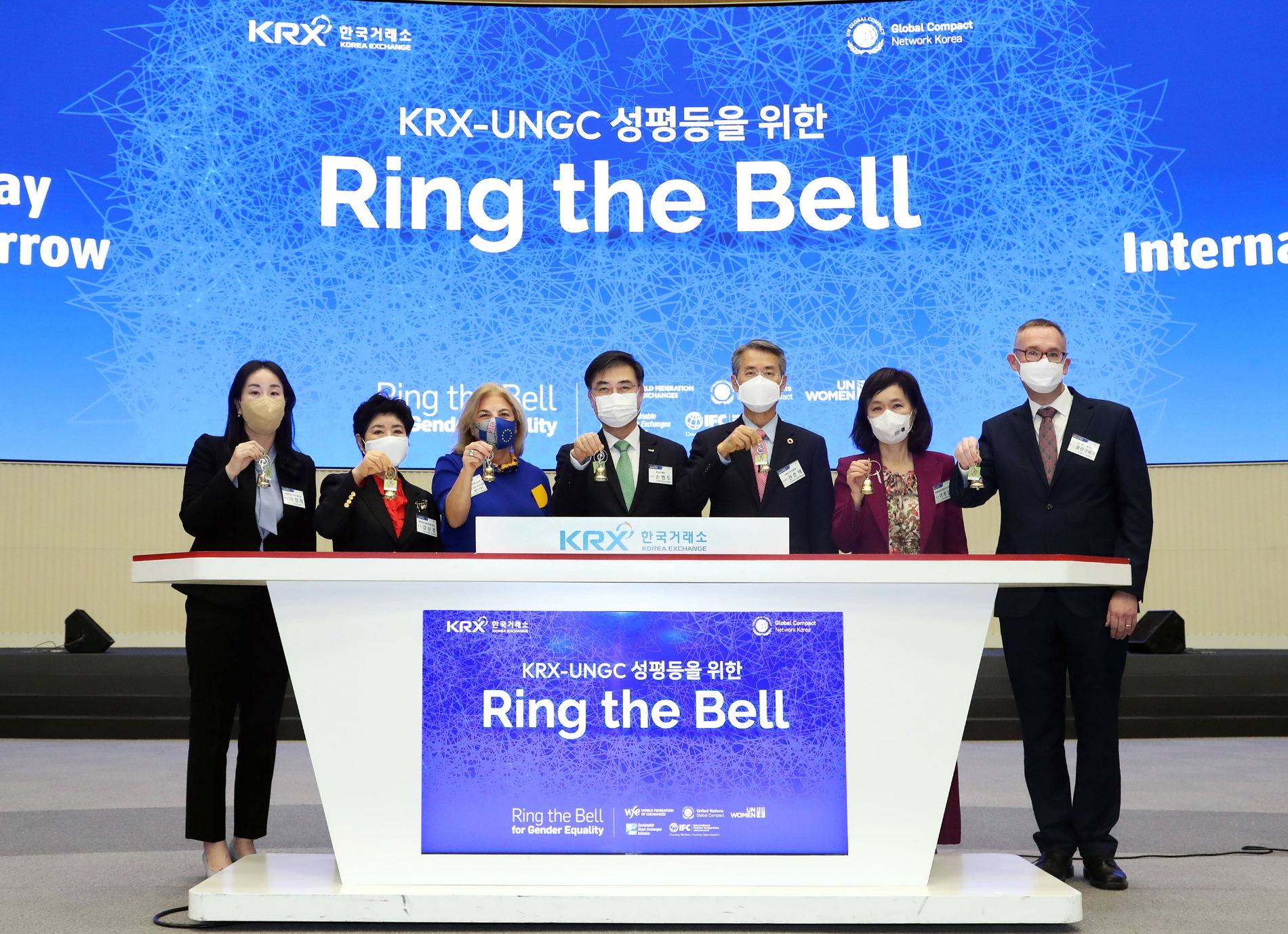 한국거래소는 16일 오전 서울사옥에서 'KRX-UNGC 성평등을 위한 Ring the Bell 행사'를 개최했다. 타종행사에서 (왼쪽부터) 이정희 여성스타트업포럼 회장, 김상경 여성금융인네트워크 회장, 마리아 카스티요 페르난데즈 주한 EU 대사, 손병두 한국거래소 이사장, 권춘택 UNGC 한국협회 사무총장, 이복실 세계여성이사협회 한국지부 회장, 콜린 크룩스 주한 영국 대사. / 사진제공= 한국거래소(2022.03.16)