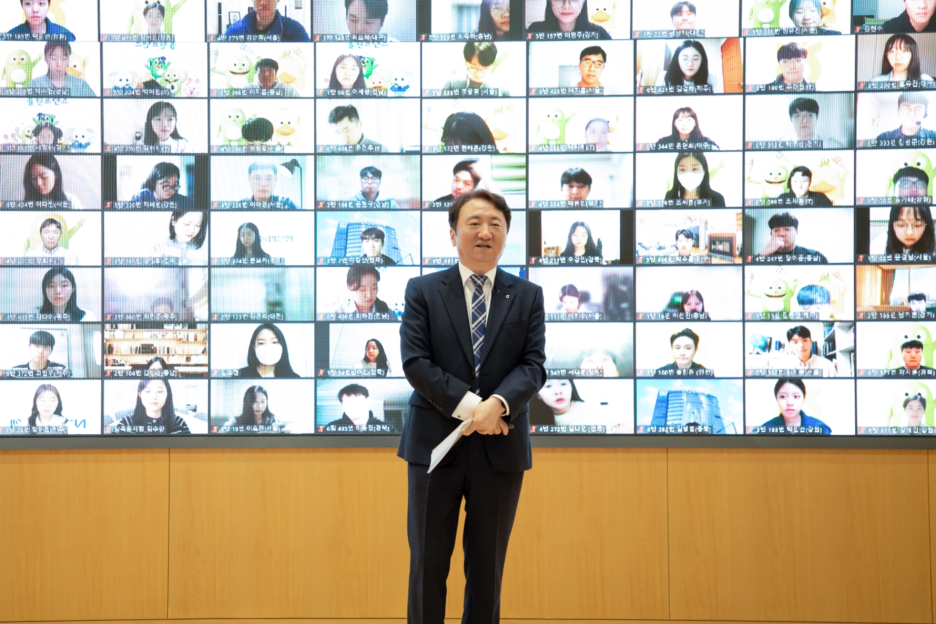 17일 권준학 은행장이 신입행원 578명을 대상으로 온라인 특강을 진행하고 있다./사진=농협은행