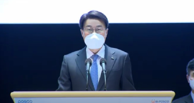 최정우 포스코홀딩스 회장이 18일 열린 2022 정기 주주총회에서 모두발언 하고 있다. 사진=포스코홀딩스.