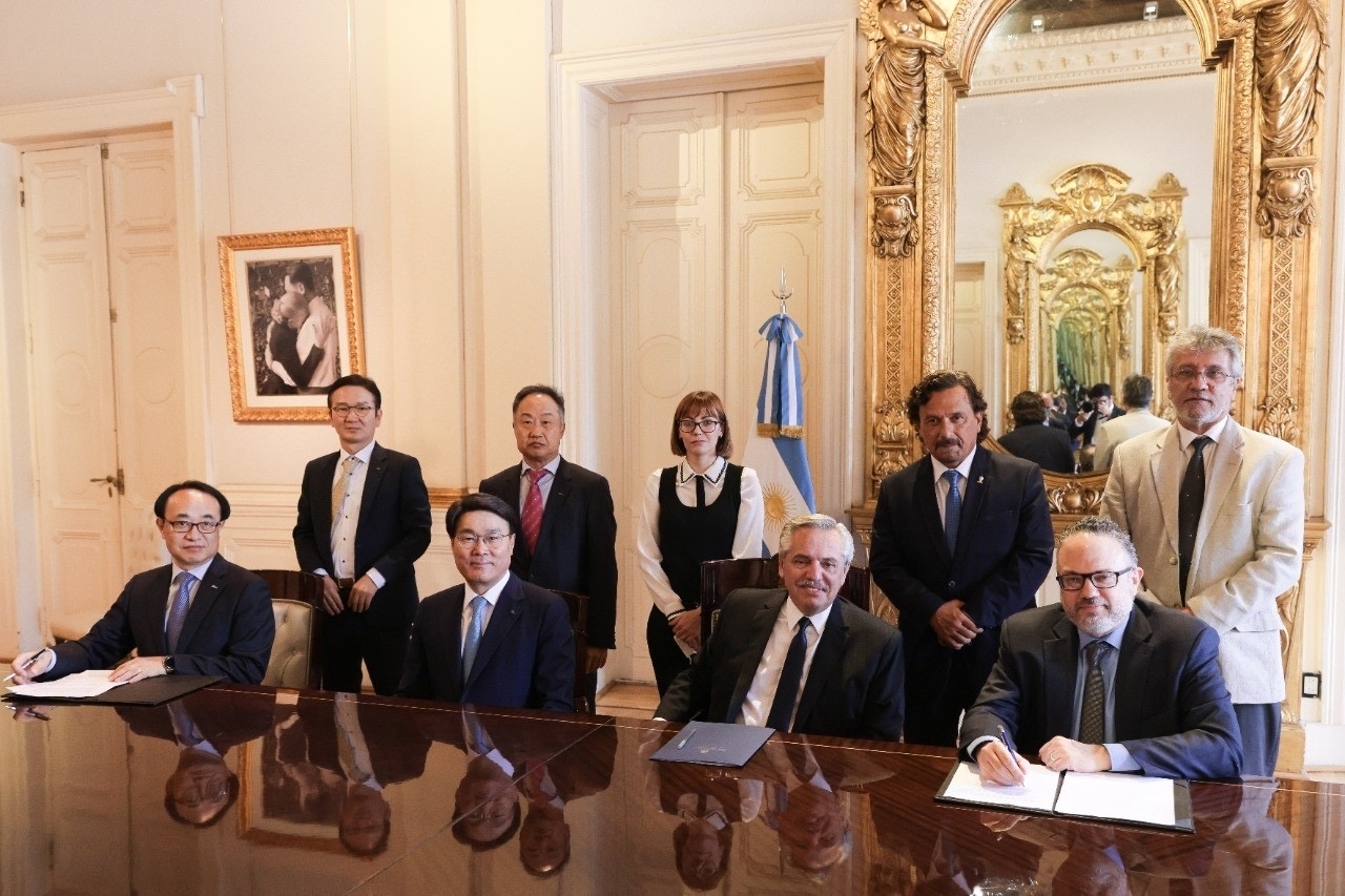 최정우 포스코그룹 회장이 21일(현지시간) 페르난데스 아르헨티나 대통령과 만나 리튬사업에 대한 지속적인 협력 방안을 논의했다. (첫 번째 줄 좌측에서 두번째부터) 최정우 포스코그룹 회장과 페르난데스 아르헨티나 대통령, 사진=포스코
