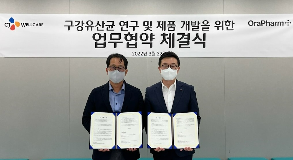 윤은섭 오라팜 대표(왼쪽부터)와 장승훈 CJ웰케어 대표가 협약식 진행 후 기념 촬영을 하고 있다./사진제공=CJ제일제당