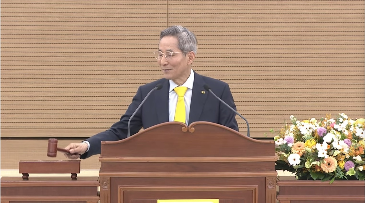 윤종규 KB금융지주 회장이 25일 주주총회에서 안건을 결의하고 있다./사진=KB금융지주 주주총회 생중계 갈무리