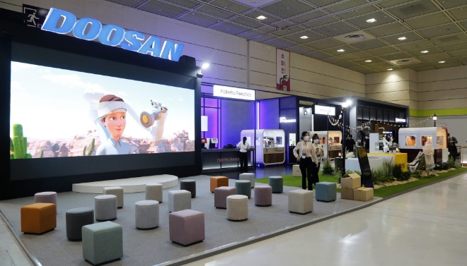 두산로보틱스(대표이사 류정훈)는 지난달 24~26일 서울 코엑스에서 열리는 ‘IFS 프랜차이즈 창업박람회(International Franchise Show)’에 참가해 서비스 로봇을 선보였다. 사진=두산로보틱스.