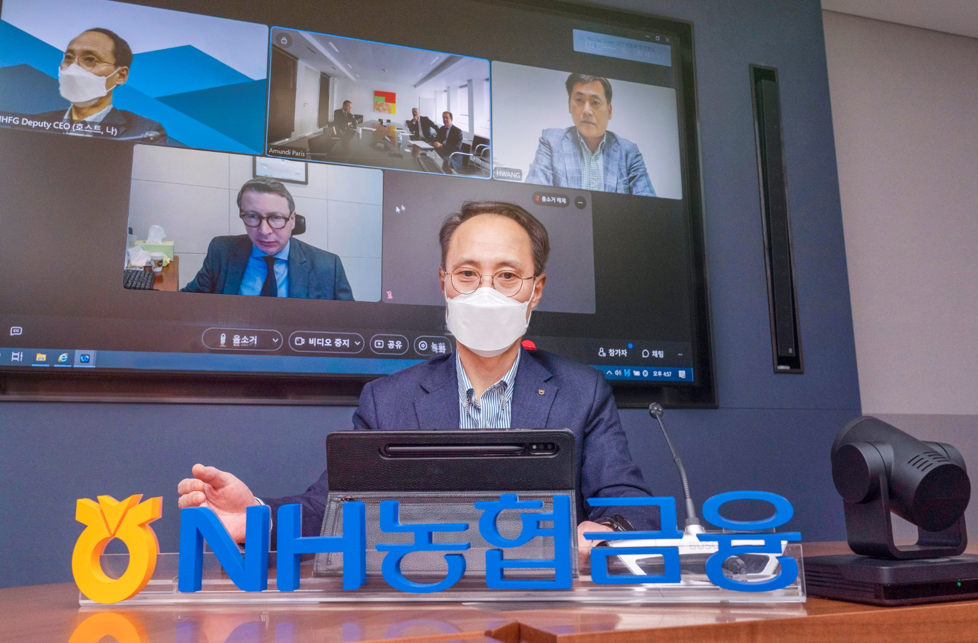 농협금융지주(회장 손병환)는 지난 25일 프랑스 아문디(Amundi)사(회장 발레리 보드송, Valerie Baudson)와 화상회의를 통해 NH-Amundi자산운용의 신 성장동력 확보를 위한 주주 간 협력 사업에 대해서 논의했다./사진=농협금융지주
