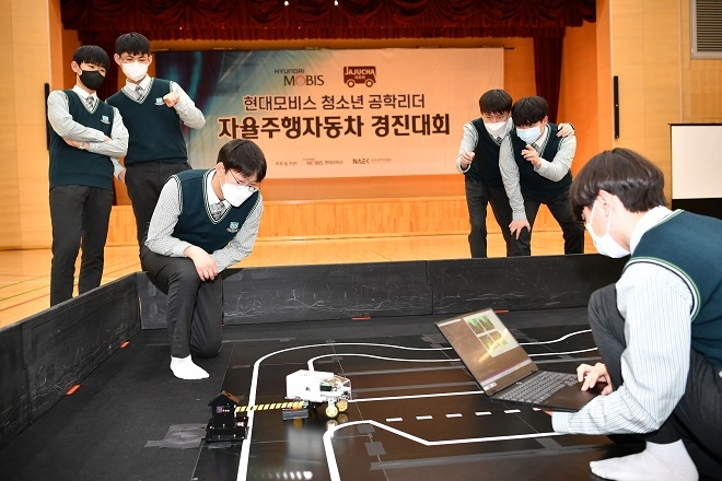 서울 하나고에서 열린 ‘청소년 공학리더 자율주행자동차 경진대회’에서 본선에 오른 고등학생들이 제작한 자율주행 차량들이 경주하고 있다. 제공=현대모비스.