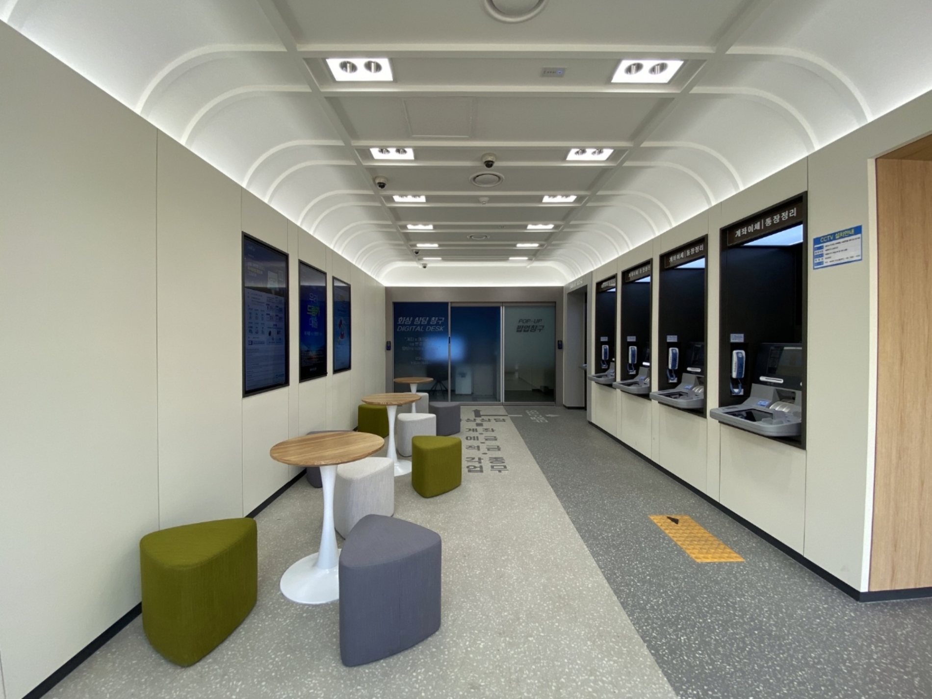 우리은행이 초소형 점포인 ‘디지털 EXPRESS점’을 오픈했다. /사진제공=우리은행